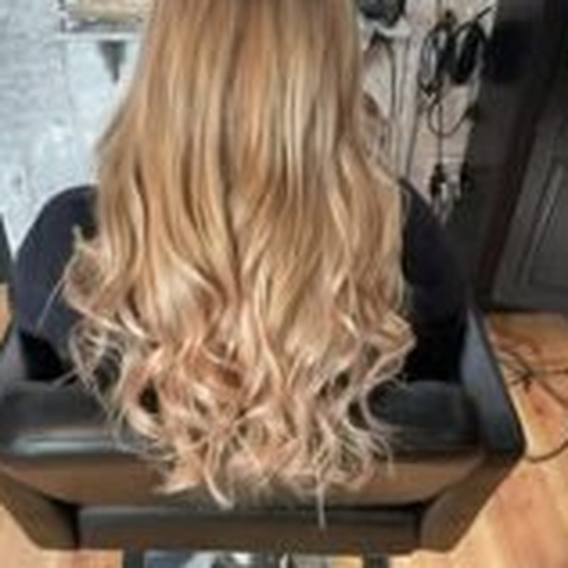 Glossy straight blonde with dimension