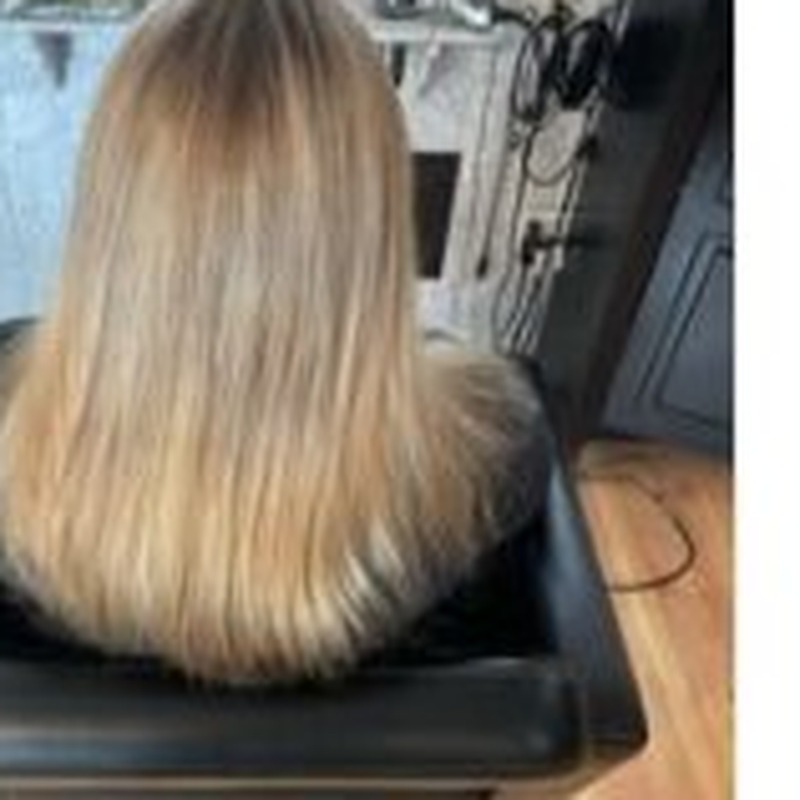 Long blonde layers with shine