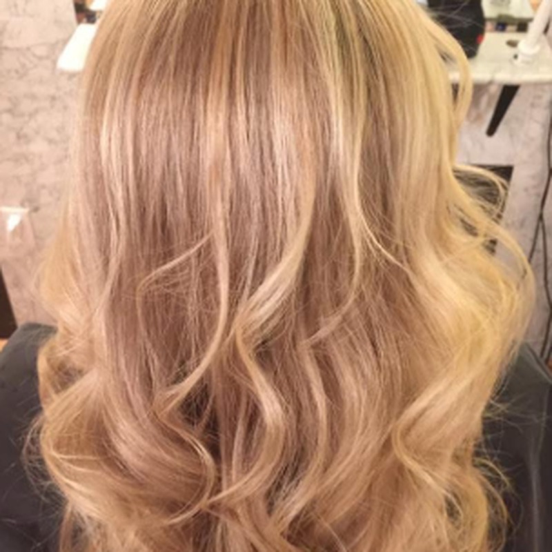 Voluminous blonde finish with movement